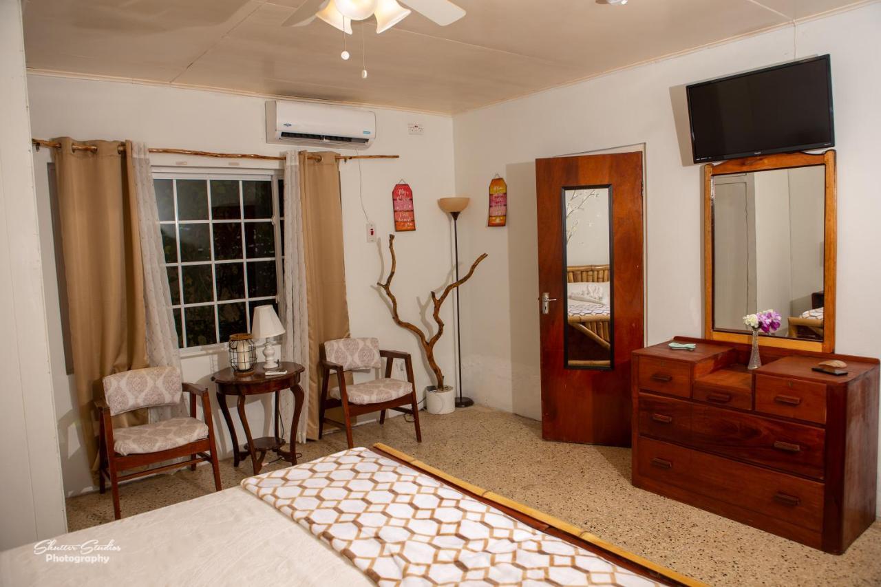 Treasure Beach Inn And Bar Bagian luar foto