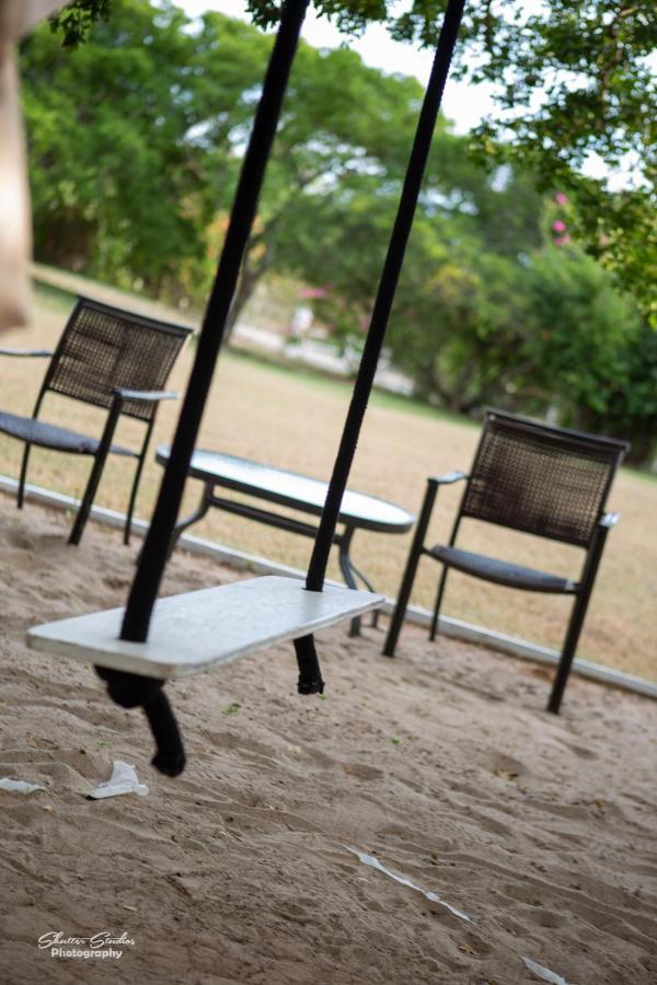 Treasure Beach Inn And Bar Bagian luar foto